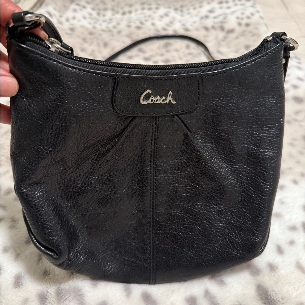 Coach Black Shoulder Bag with Sleek Design